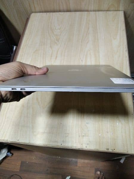 Macbook pro 2017 15inch corei7 16gbram 1tbssd 4gb radeon 560 graphics. 5