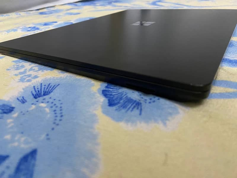 Microsoft Surface Laptop 3 Touch screen core i5 8gb ram 256gb ssd 2