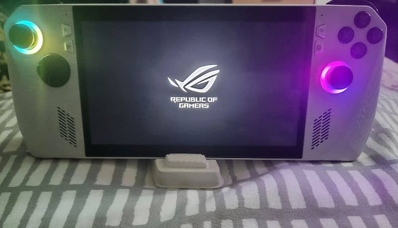 ROG ALLY Z1 EXTREME  WITH BOX AND STAND 512GB SSD. 0