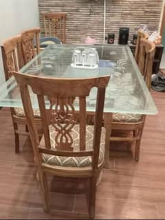 Dining Table in handsome condition 0