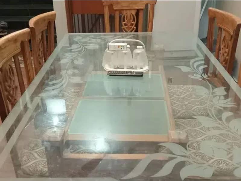 Dining Table in handsome condition 2