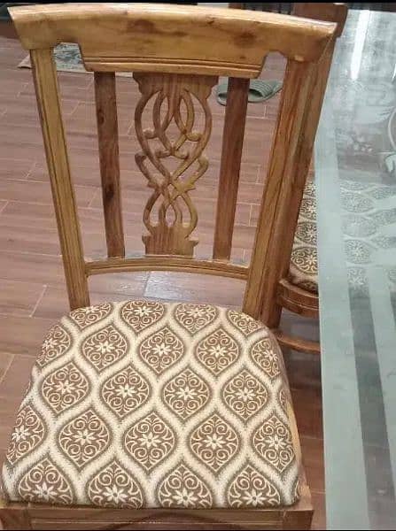 Dining Table in handsome condition 3