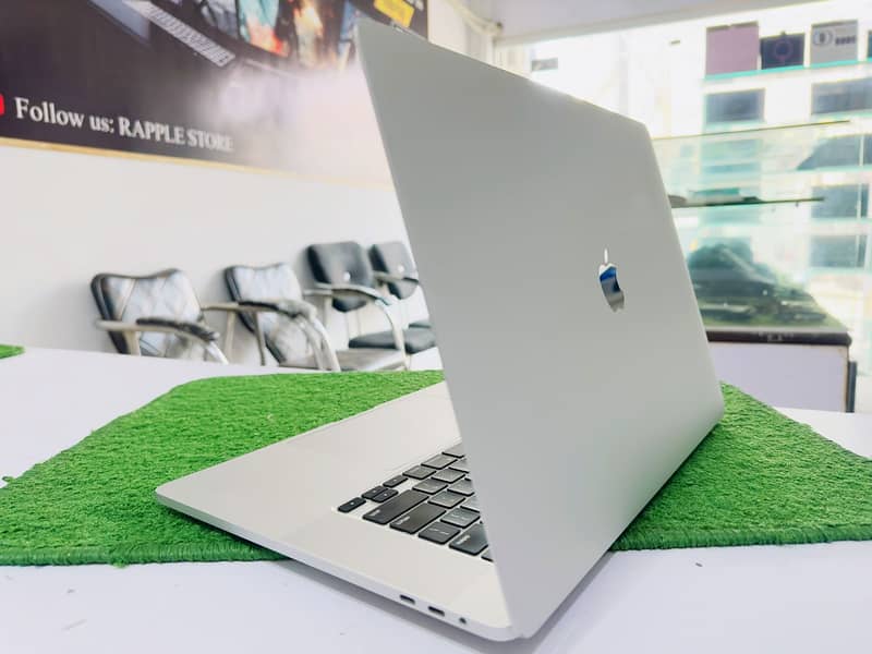 Apple Macbook pro 2019 Core i7 space Gray 2