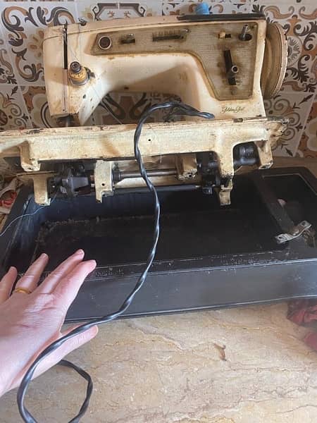 singer sewing machine in good price 5