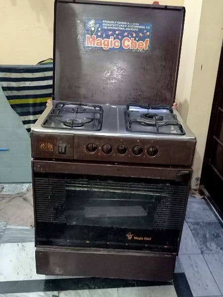 3 BURNERS COOKING RANGE. . MAGIC CHEF 1