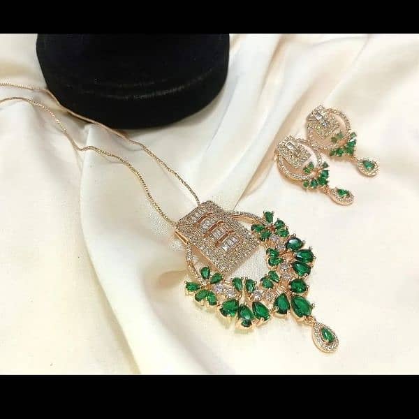 wholesale price 1 carat golden luxury jewellery, refined green stones 0