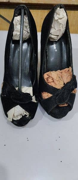 Black velvet high heels for girls 1
