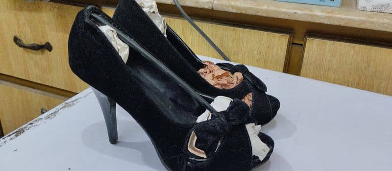Black velvet high heels for girls 3
