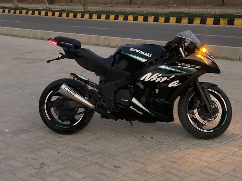 Heavy sports bike Kawasaki modified into ZX10R in perfect condition!! 8