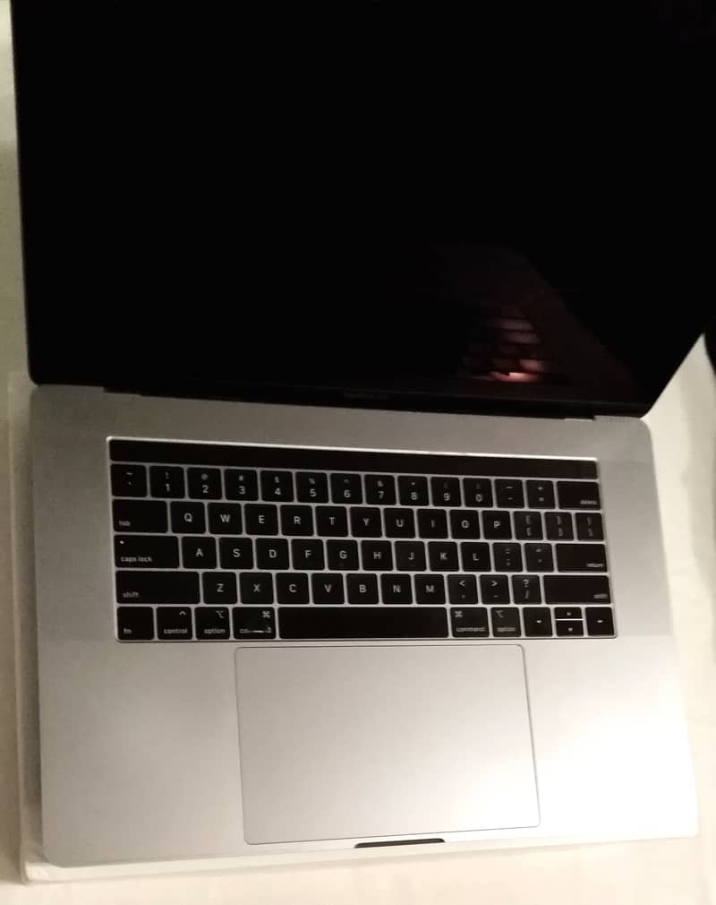 Macbook 15" 2018 16gb/512gb Lines on Screen Model A1990 Touch Bar / ID 11