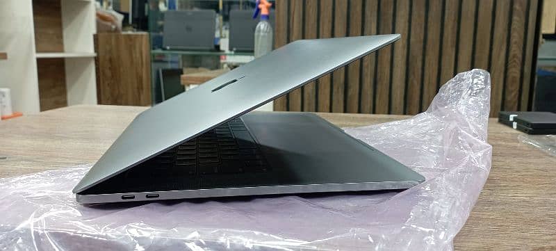MacBook Pro 2019 15 inch core i9-9750H 32gb 1 TB touchbar @ PC WORLD 2