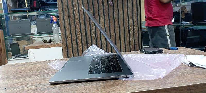 MacBook Pro 2019 15 inch core i7-9750H 16gb 256gb touchbar @ PC WORLD 3