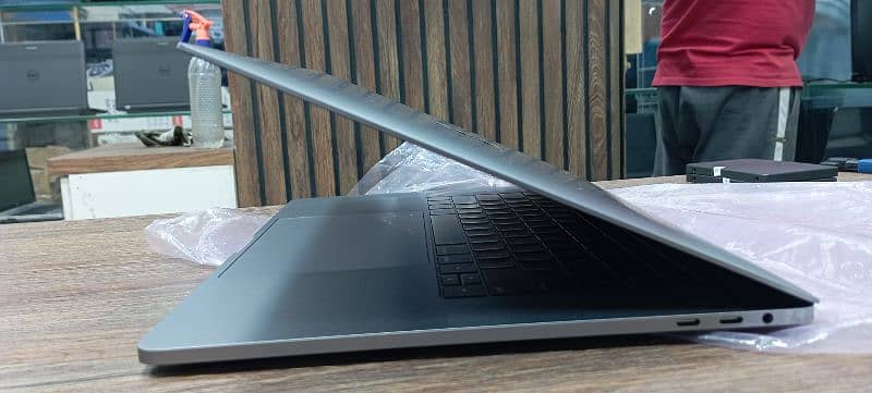 MacBook Pro 2019 15 inch core i9-9750H 32gb 1 TB touchbar @ PC WORLD 4