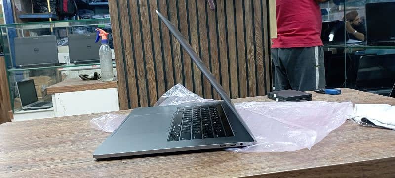 MacBook Pro 2019 15 inch core i7-9750H 16gb 256gb touchbar @ PC WORLD 5