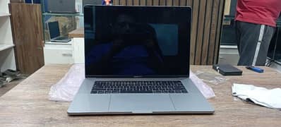 MacBook Pro 2019 15 inch core i7-9750H 16gb 250GB touchbar @ PC WORLD 0