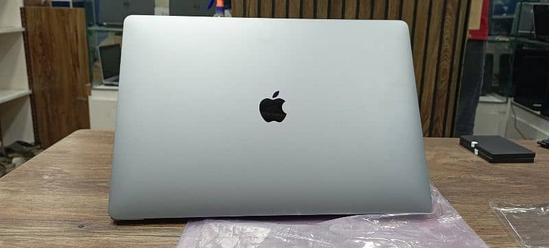 MacBook Pro 2019 15 inch core i7-9750H 16gb 256gb touchbar @ PC WORLD 1