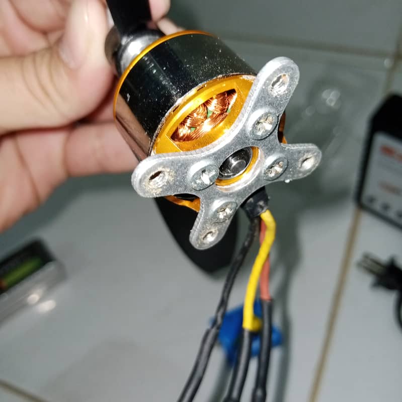 2450 KV BLDC WITH 2200 MAH LEPO BATTERY AND CHARGER 5