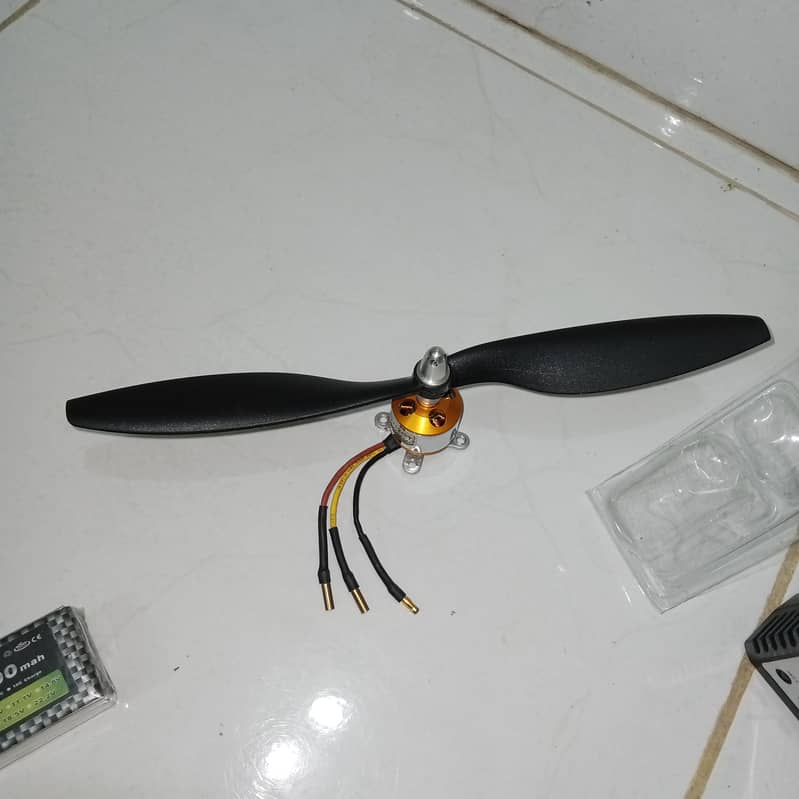 2450 KV BLDC WITH 2200 MAH LEPO BATTERY AND CHARGER 6
