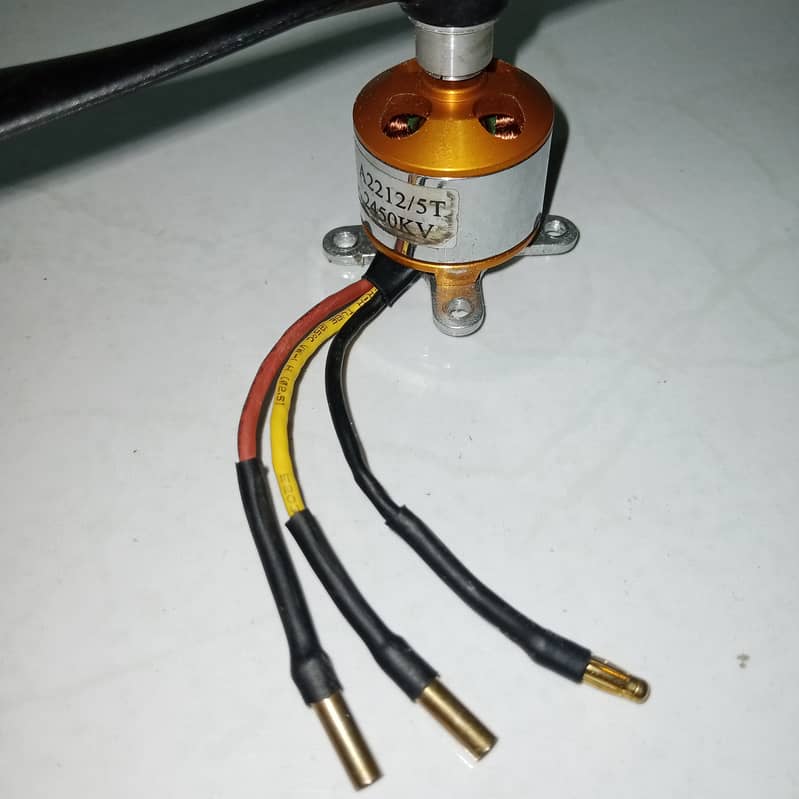 2450 KV BLDC WITH 2200 MAH LEPO BATTERY AND CHARGER 9