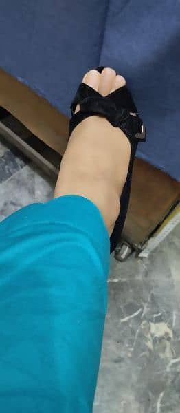 Black velvet high heels for girls 5