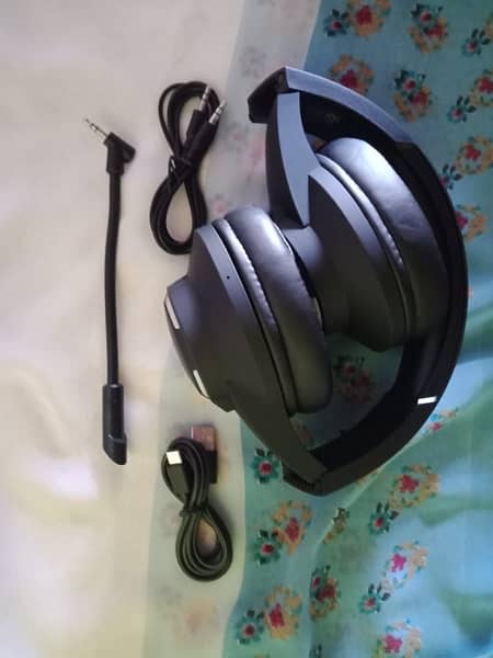 Gaming Headphones Brand he Wireless with Separate Mic 3