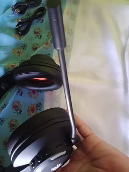 Gaming Headphones Brand he Wireless with Separate Mic 4