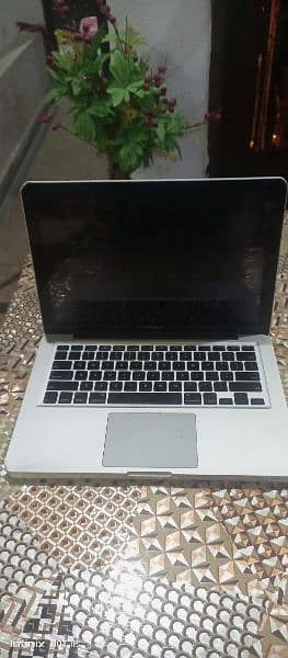 apple 2009 macbook 1