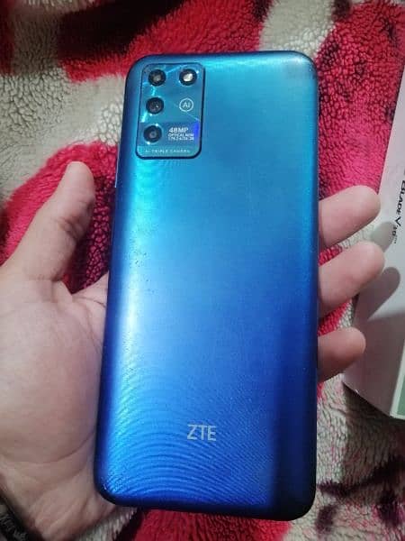 ZTE blade v30  4/128 with box and charger 0