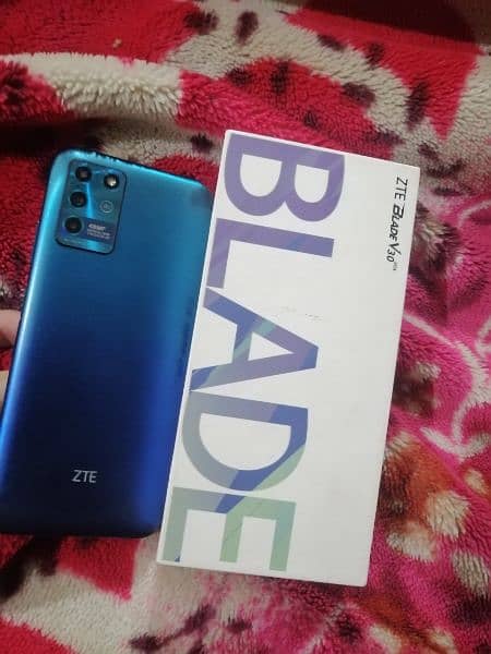 ZTE blade v30  4/128 with box and charger 2