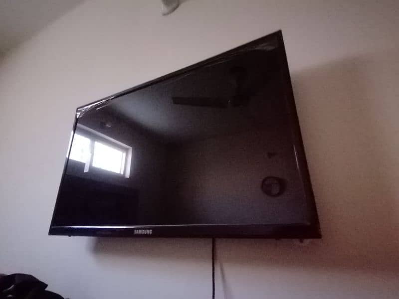 32 INCH LED SMART TV FOR SALE | ALMOST NEW |USED BUT IN GOOD CONDITION 0