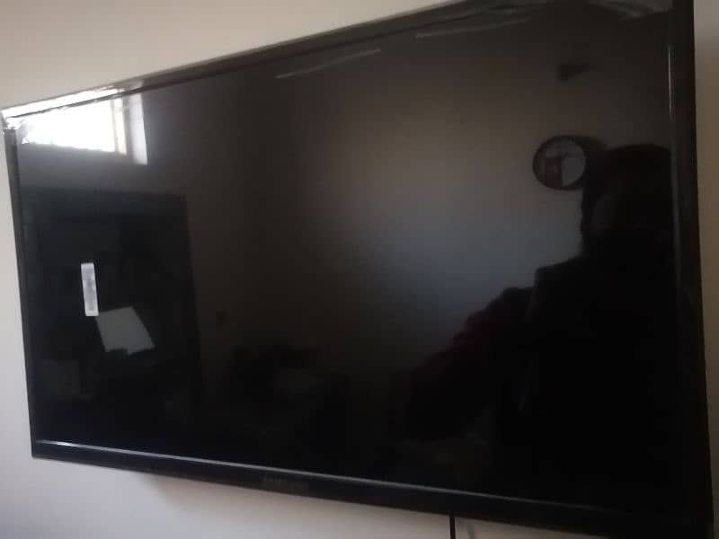 32 INCH LED SMART TV FOR SALE | ALMOST NEW |USED BUT IN GOOD CONDITION 1
