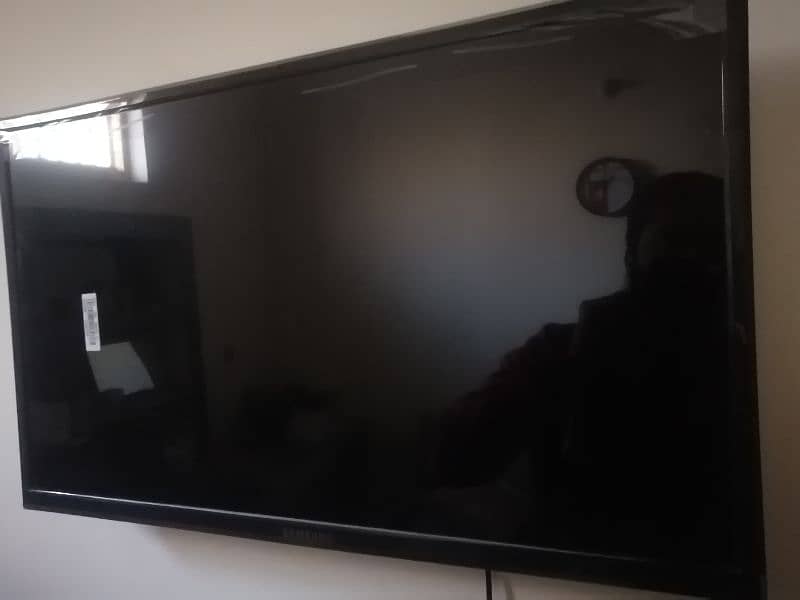 32 INCH LED SMART TV FOR SALE | ALMOST NEW |USED BUT IN GOOD CONDITION 2