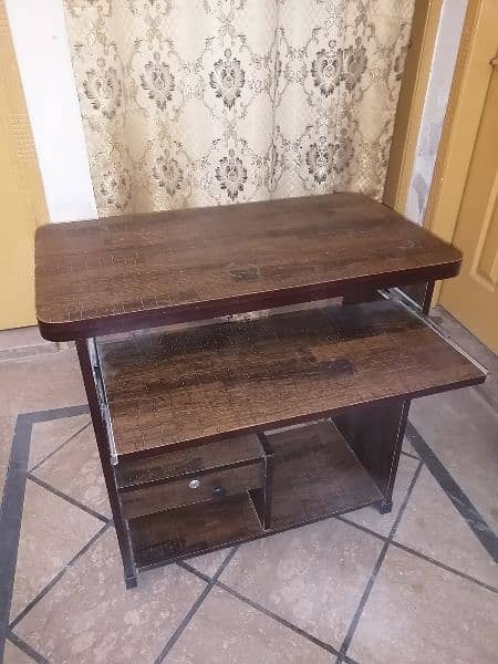 WOODEN COMPUTER TABLE FOR SALE SLIGHTLY USED BUT IN PERFECT Condition 0