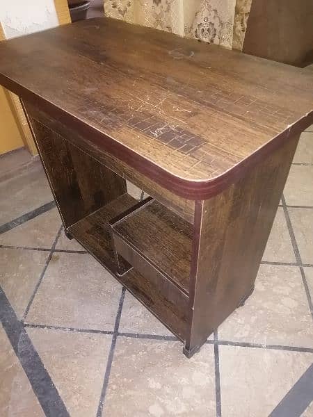 WOODEN COMPUTER TABLE FOR SALE SLIGHTLY USED BUT IN PERFECT Condition 1