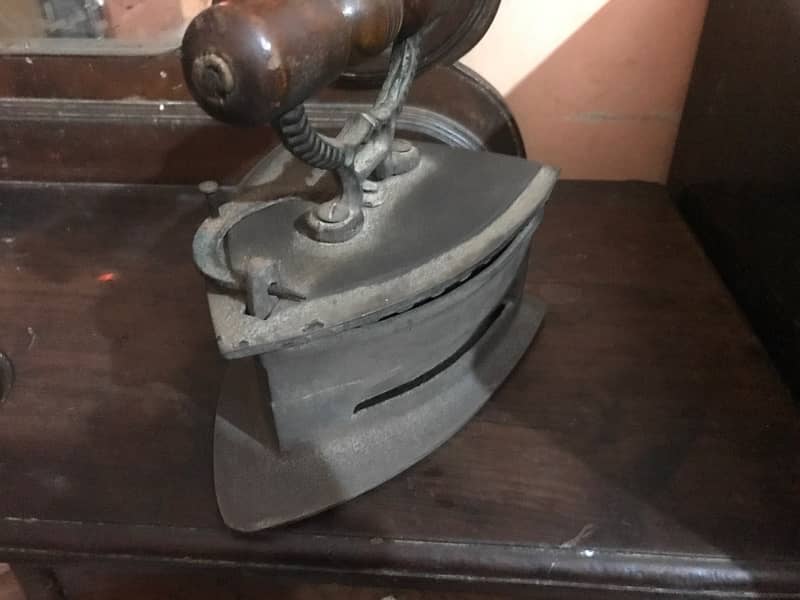 OLD ANTIQUE  CHARCOAL IRON 1