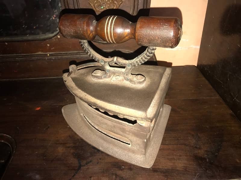 OLD ANTIQUE  CHARCOAL IRON 2