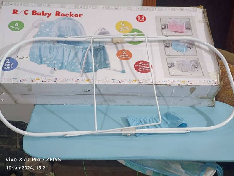 Baby Rocker (R/C) with music & toys 3