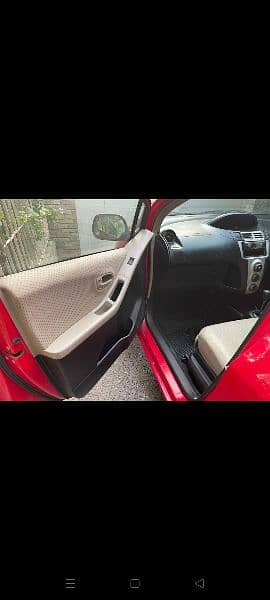 Toyota vitz red color. 4