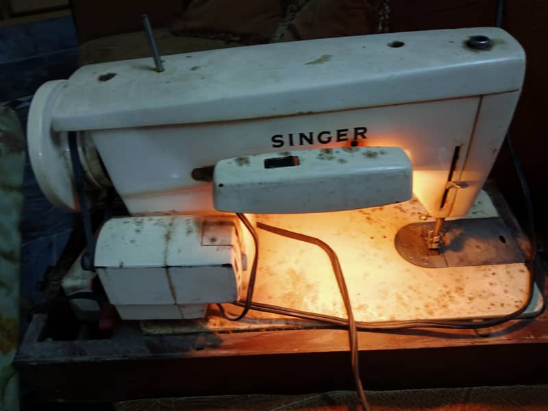 Sewing machine made by singer for sale I good condition 0