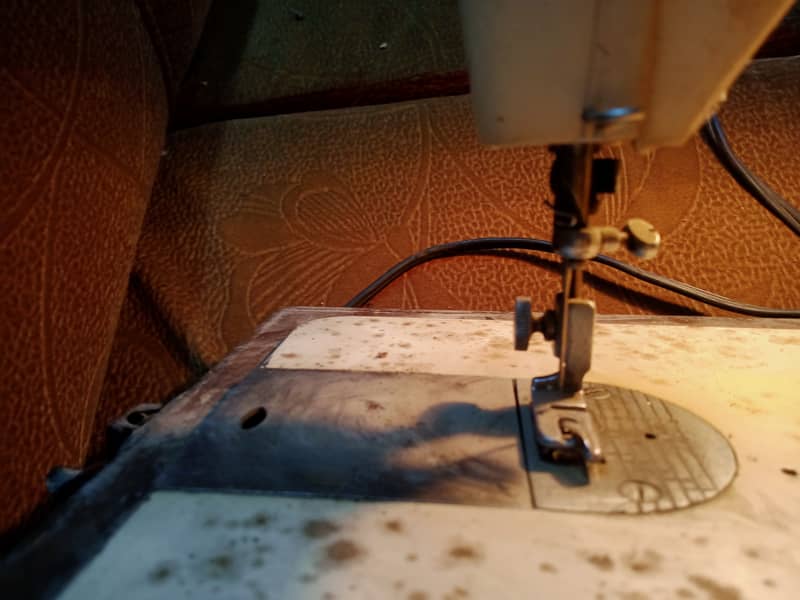 Sewing machine made by singer for sale I good condition 3