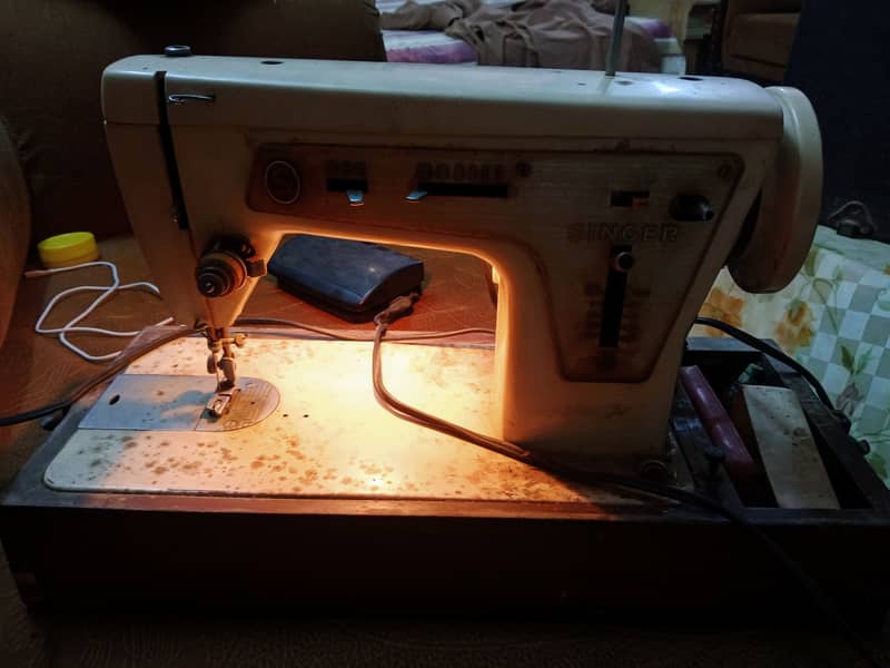 Sewing machine made by singer for sale I good condition 6