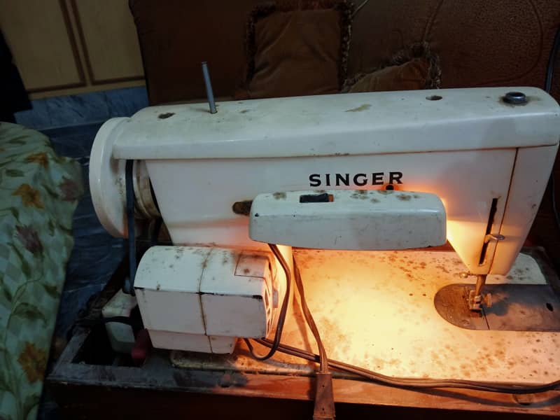 Sewing machine made by singer for sale I good condition 7