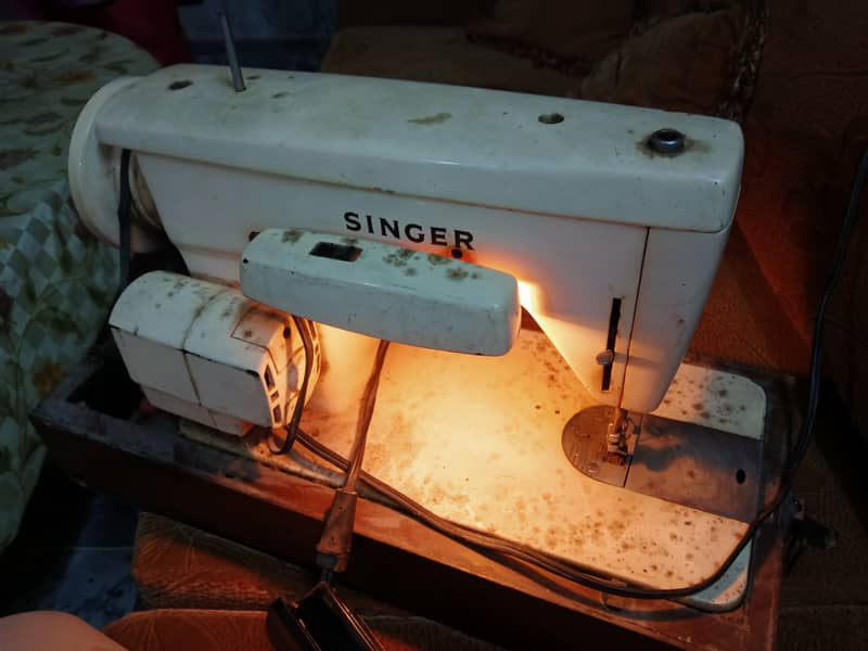 Sewing machine made by singer for sale I good condition 9