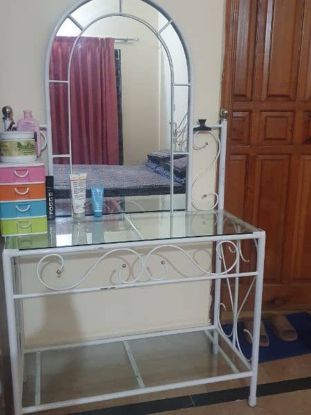 Iron bed set (King size bed , dressing , 1 table) 1