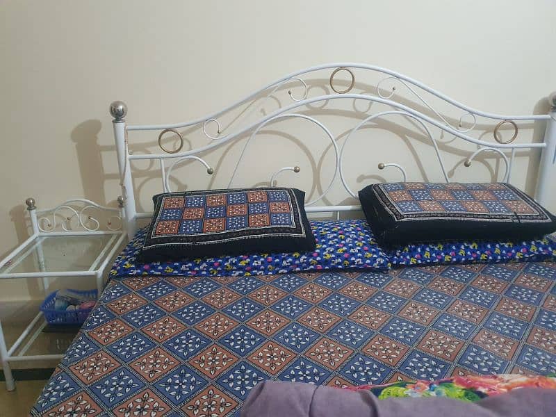 Iron bed set (King size bed , dressing , 1 table) 2