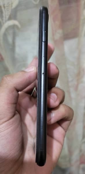 iPhone SE 2020 (64gb) [Factory unlocked) 3