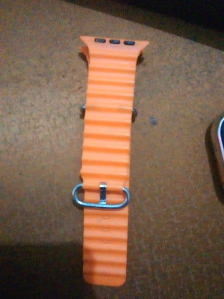 smart watch kharab hai Display oky  hai or straps and original charger 2