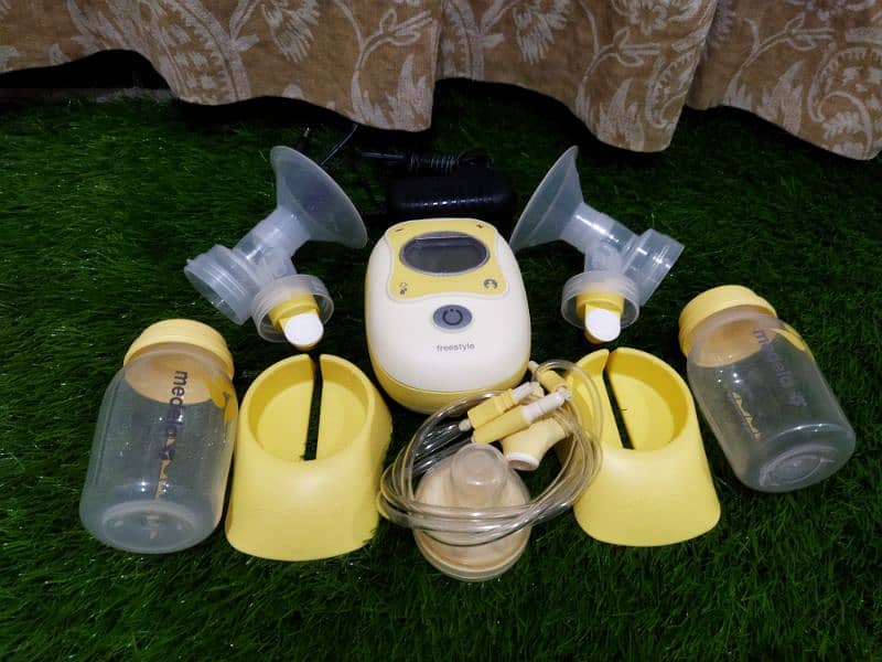 Medela Freestyle Hands-Free Breastpump 1