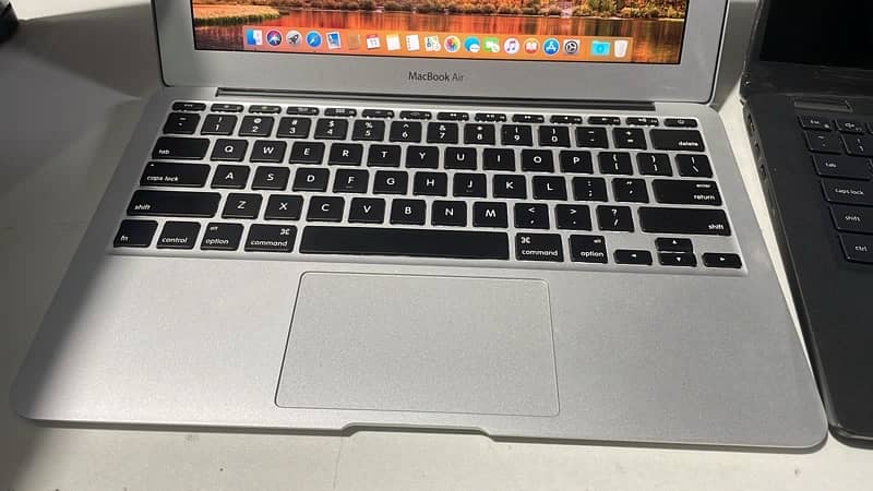 macbook air 2015 i5 new condition 2