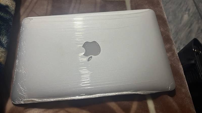 macbook air 2015 i5 new condition 4